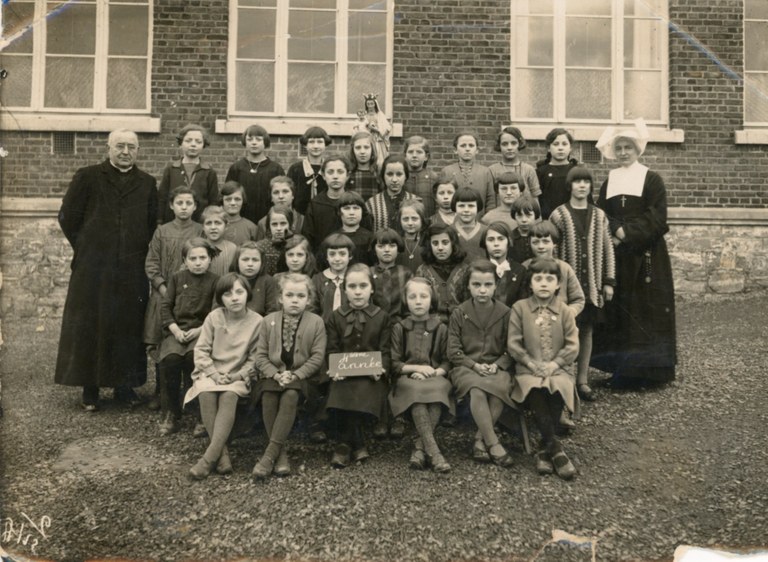 ZelEnseignement Ecole des soeurs Classe de 4e année XXXX - Bernadette Walraven-Charbon001a.jpg