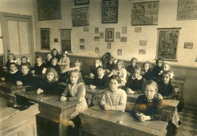Classe de filles de l'école des Soeurs dans les années 30?
