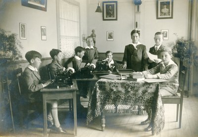 Salle de dactylographie à l'école des frères