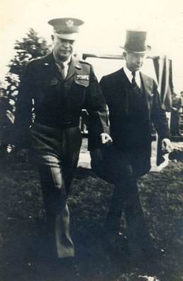Eisenhower en visite au cimetière américain de Henri-Chapelle en 1945