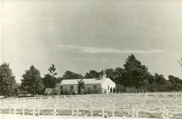 Guerre 40-45 Cimetière américain à Vogelsang La chapelle en juillet  1945 - Clément Meurens003.jpg