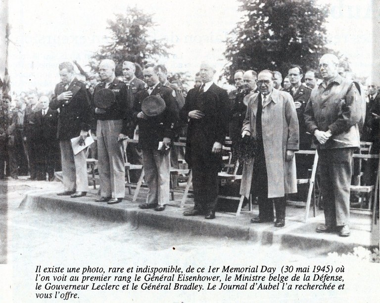 Le général Eisenhower au cimetière américain de Henri-Chapelle