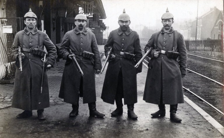Soldats allemands devant la gare d'Aubel