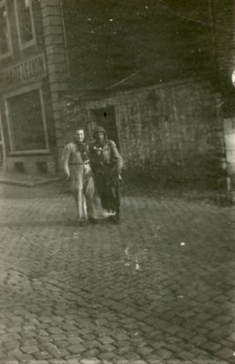 Accueil d'un soldat américain rue de la Station en 1944