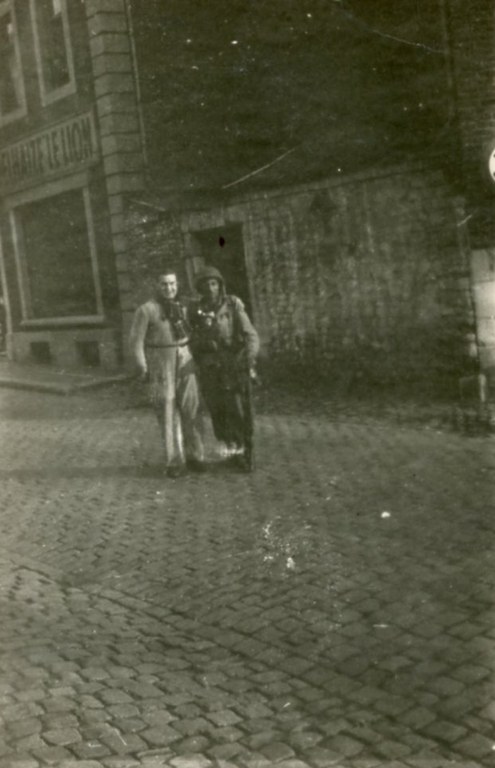 Accueil d'un soldat américain rue de la Station en 1944