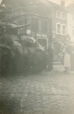Char américain devant le Vieil Aubel
