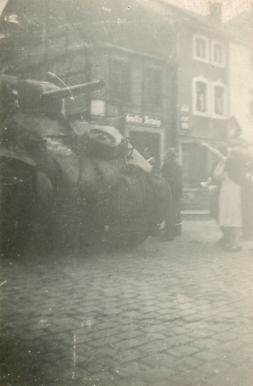 Char américain devant le Vieil Aubel