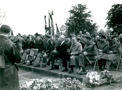 La visite du général Eisenhower au cimetière américain de Henri-Chapelle