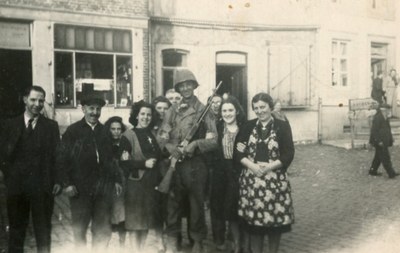 Soldat américain accueilli par la population en septembre 1944