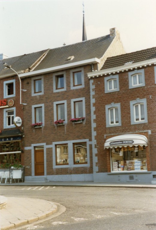 Avant Après Place Antoine Ernst Alimentation du centre Boyens Michel Piret012.jpg