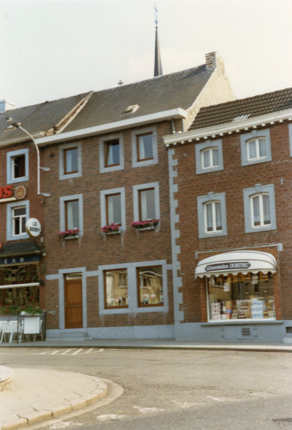 Avant Après Place Antoine Ernst Alimentation du centre Boyens Michel Piret012.jpg