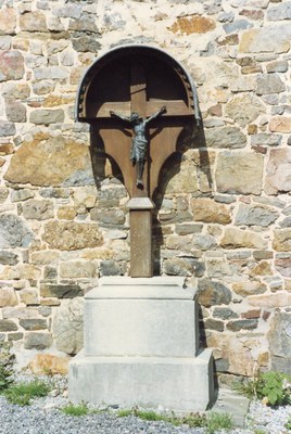 A Saint-Jean-Sart, rue des Platanes, en face de l'école