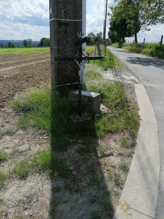 Croix à l'entrée du chemin de la Coul