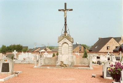 Croix dans le cimetière rue de Messitert