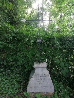 Croix le long du chemin menant des "Berges de la Bel" vers Saint-Jean-Sart