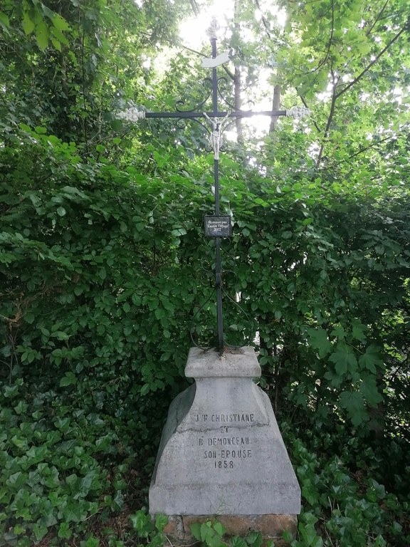 Croix le long du chemin menant des "Berges de la Bel" vers Saint-Jean-Sart