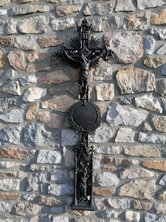 Croix située à La Coul