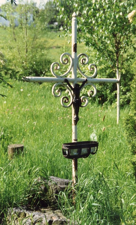 Croix située sur le chemin de la Kan