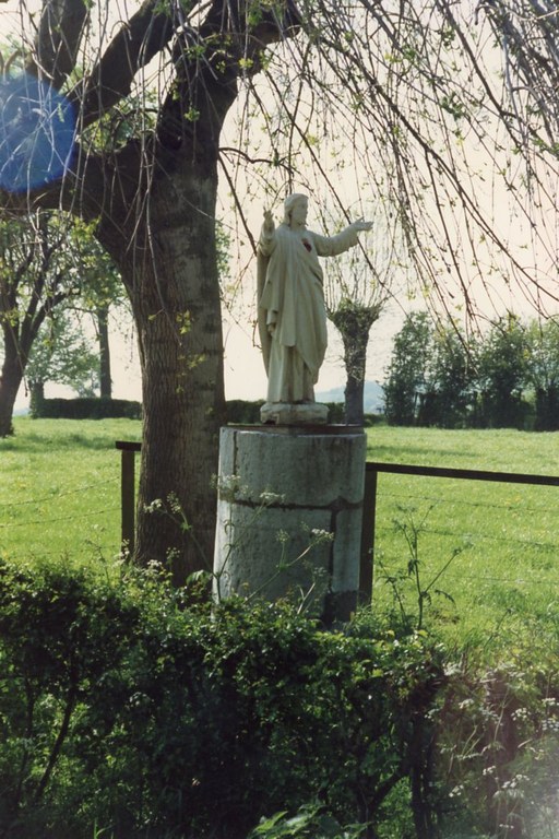 Statue située rue de Gorhez, près du château