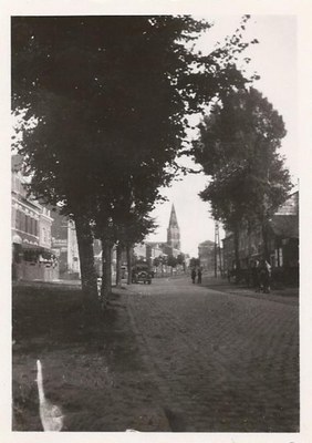 Vue sur l'église depuis la place Albert Ier