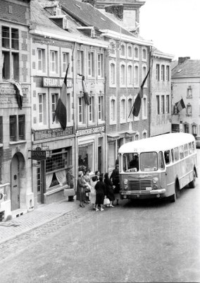 Arrêt de bus devant le "Café du monument"