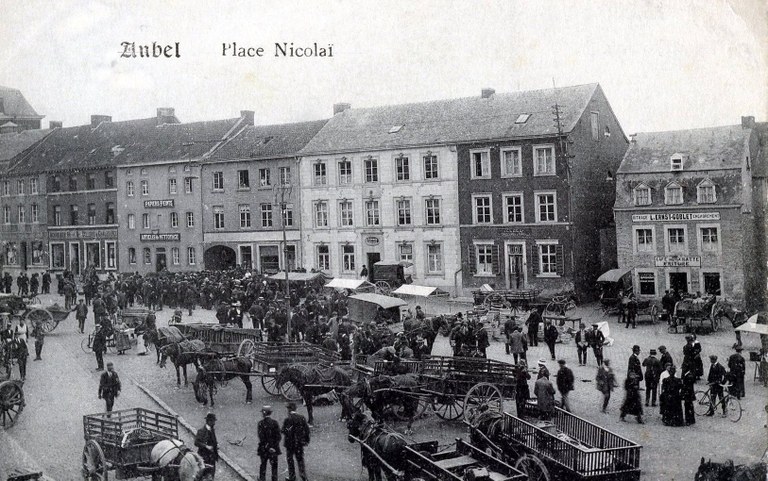 Jour de marché place Nicolaï
