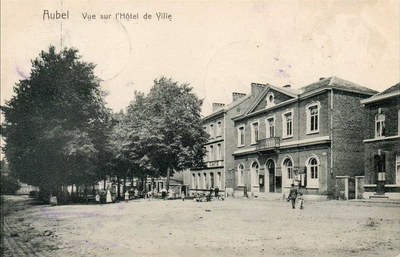 Place Nicolaï, la maison communale.