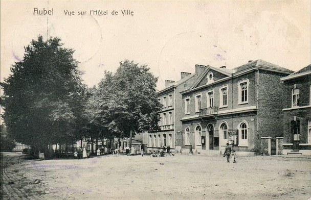 Place Nicolaï, la maison communale.