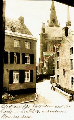 La ruelle d'accès vers l'église