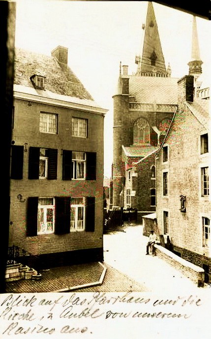 La ruelle d'accès vers l'église