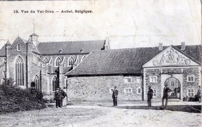 Devant l'entrée