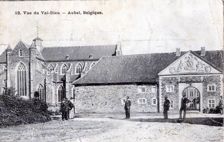 Devant l'entrée