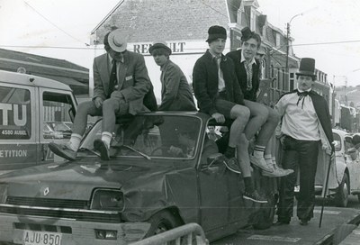 Le cortège de la fête pop