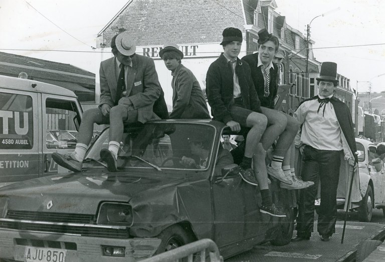 Le cortège de la fête pop