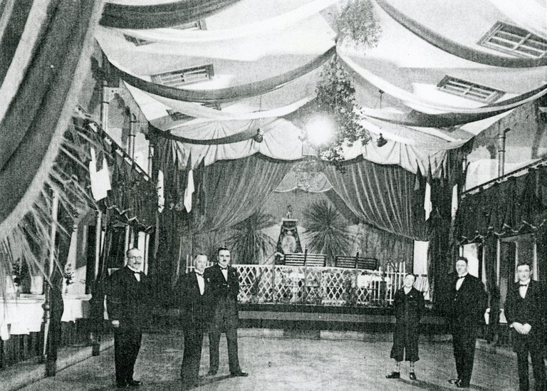 St-Hubert 1908 Salle du Grand Café - Soirée de gale  GàD Timmermans Jean Broeckhans Julien Lion Antoine Ernst Arthur Schoonbroodt Fernand Ernst 1908 002.jpg