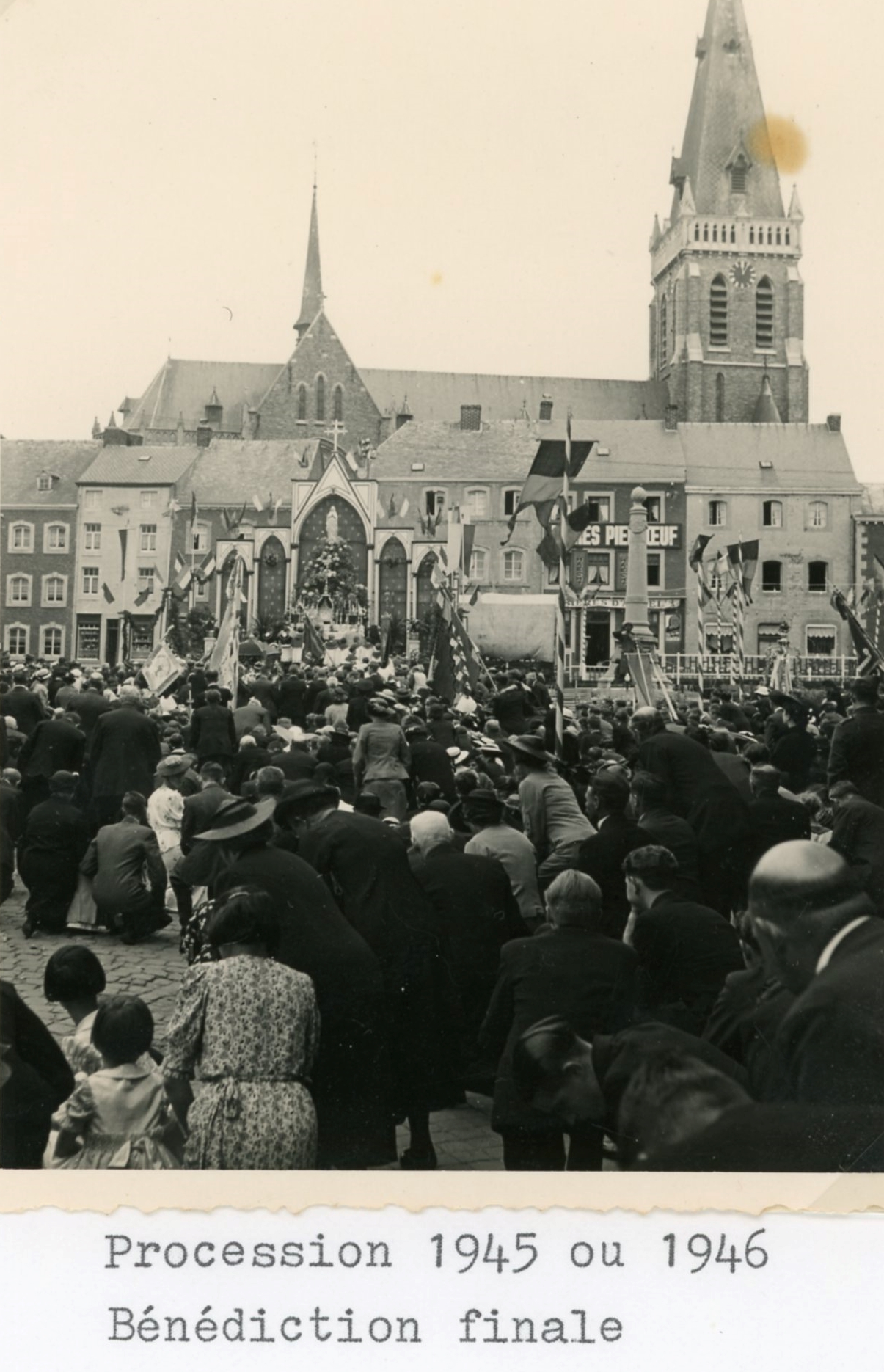 St-Hubert 1945 46 Procession Bénédiction finale029.jpg