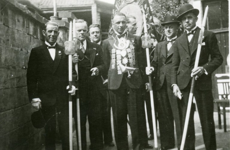 St-Hubert 1945 46 Rassemblement dans la cour chez Jean Broeckhans pour rejoindre la procession 033.jpg