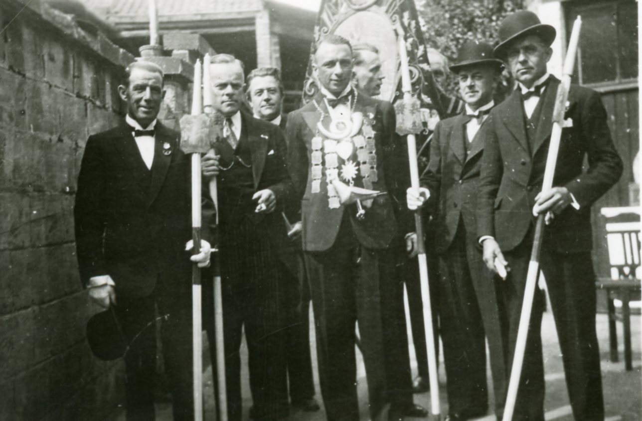 St-Hubert 1945 46 Rassemblement dans la cour chez Jean Broeckhans pour rejoindre la procession 033.jpg