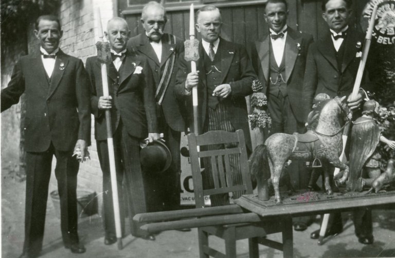 St-Hubert 1945 46 Rassemblement dans la cour chez Jean Broeckhans pour rejoindre la procession  034.jpg