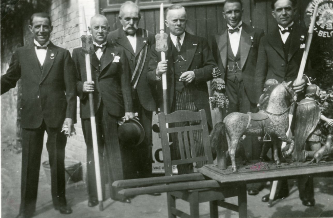 St-Hubert 1945 46 Rassemblement dans la cour chez Jean Broeckhans pour rejoindre la procession  034.jpg