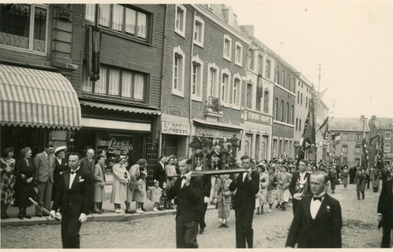 St-Hubert 1949 René Piters porte l'oiseau039.jpg