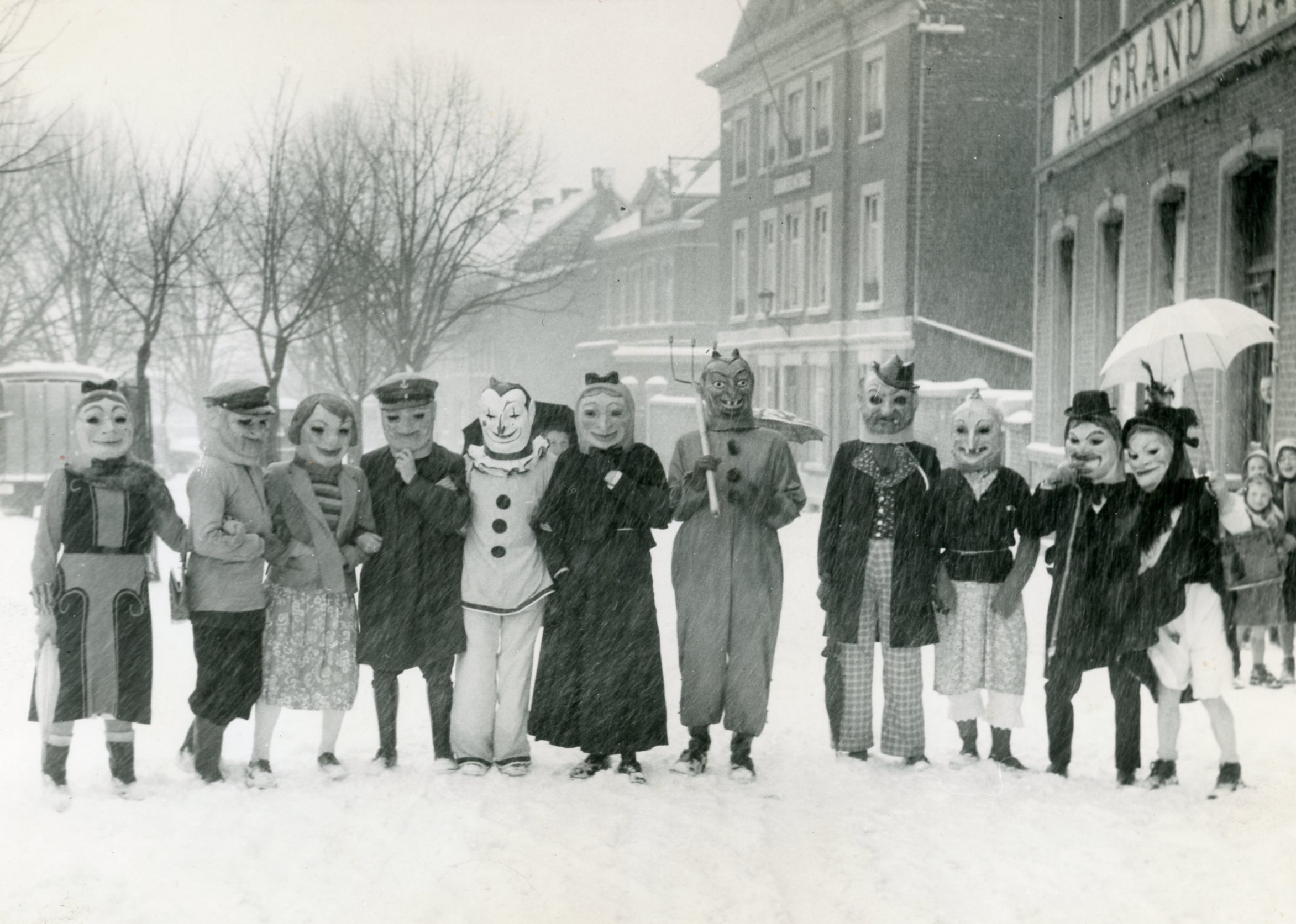 St-Hubert 1955 Carnaval d'Aubel - Les grosses têtes GàD 1Louis Franssen 3Clément Beckers 6Julien Debiolles 8Albert Esser 11Louis Lejeune042.jpg