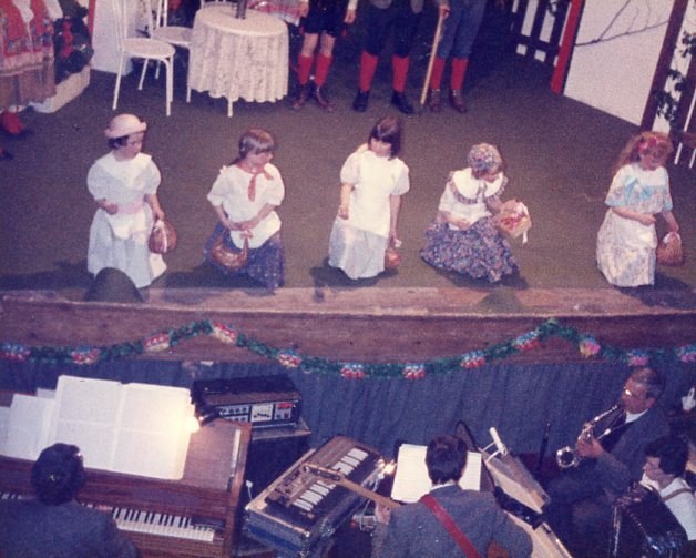 Spectacle L'Auberge du Cheval Blanc 1986 - Marie-Josée Bouche018.jpg