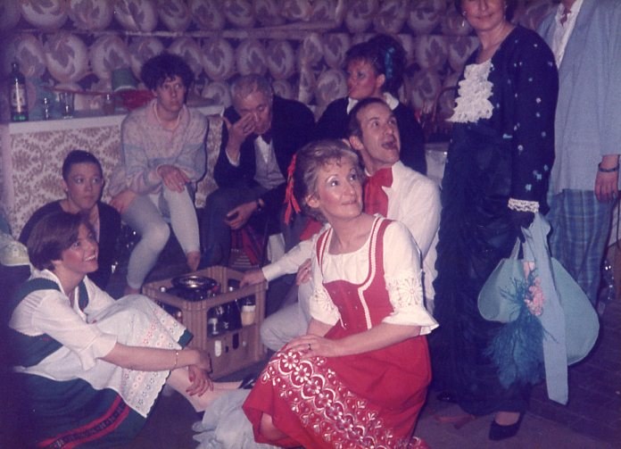 Spectacle L'Auberge du Cheval Blanc 1986 - Marie-Josée Bouche025.jpg