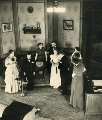 Troupe de théâtre "La dramatique Pro Arte" en pleine représentation