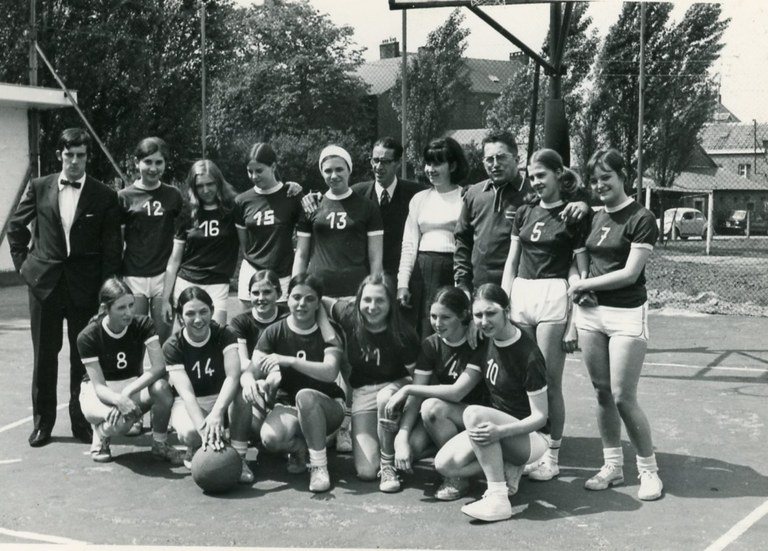 Equipe "dames" du basket fin '60 début'70