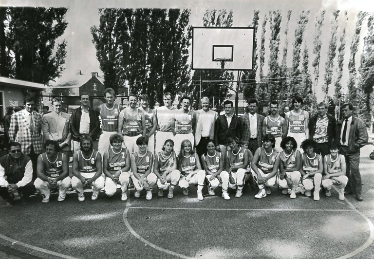 Lorsque le basket se pratiquait à l'extérieur
