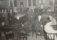 Des joueurs de billard au "Grand Café" place Albert 1er
