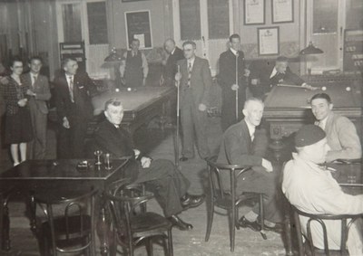 Des joueurs de billard au "Grand Café" place Albert 1er