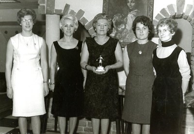 Groupe d'Aubeloises au bowling en 1965.